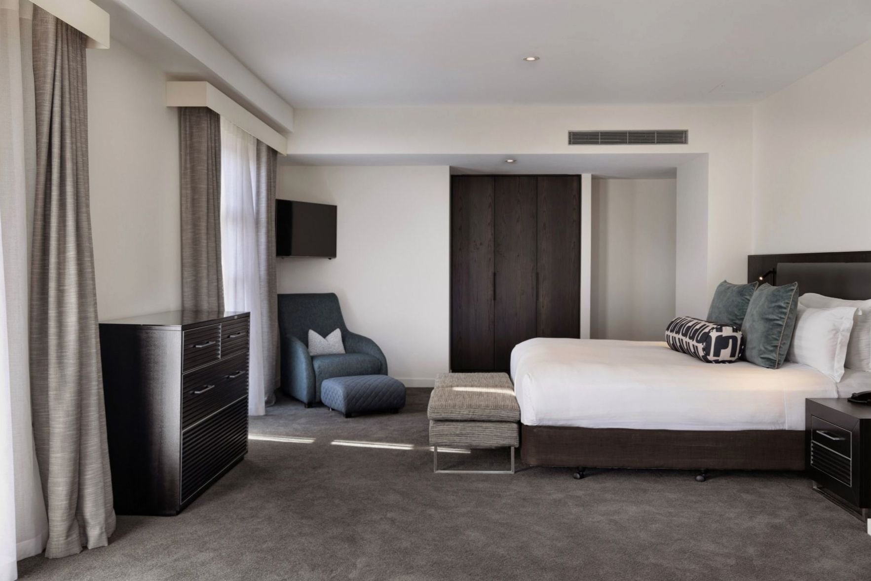 Standard room with queen bed, timber headboard and lake view at Wowwavehouse